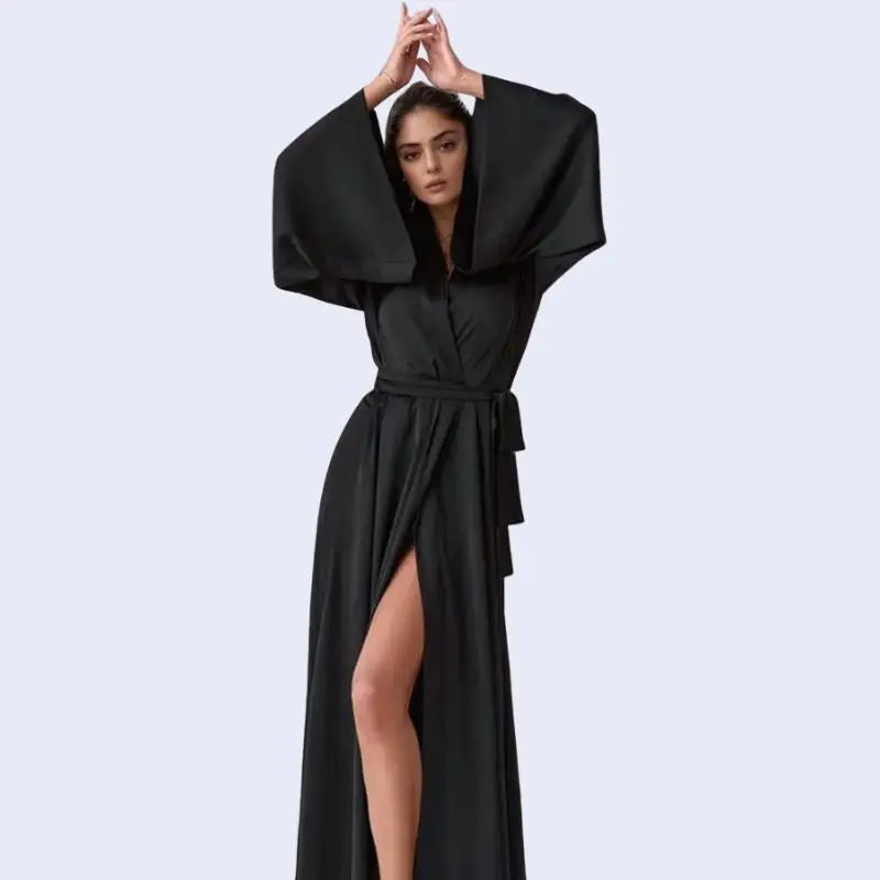 Mannequin portant un kimono long uni à manches amples en satin couleur noire