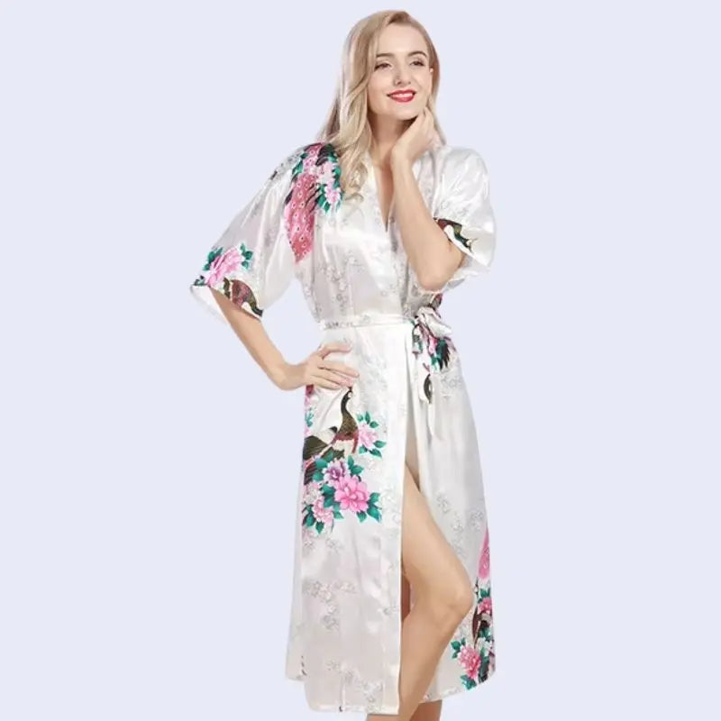 Kimono mi-long brillant imprimé floral en satin couleur blanche