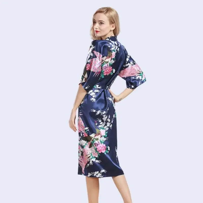 Kimono mi-long brillant imprimé floral en satin couleur bleu nuit