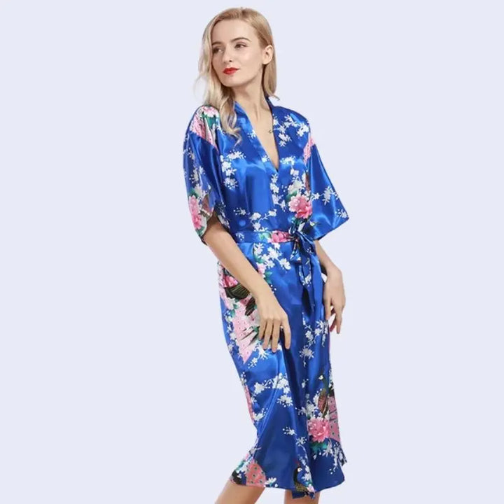 Kimono mi-long brillant imprimé floral en satin couleur bleue