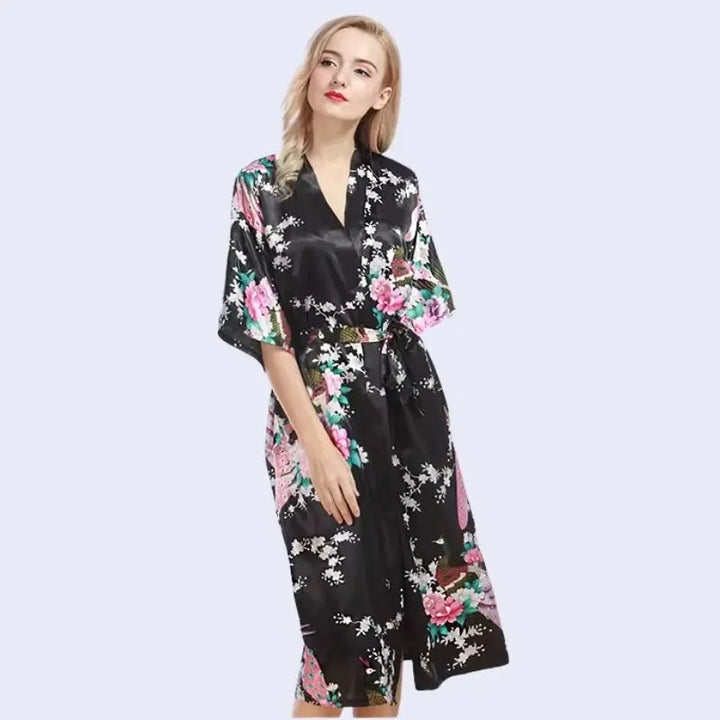 Kimono mi-long brillant imprimé floral en satin couleur noire