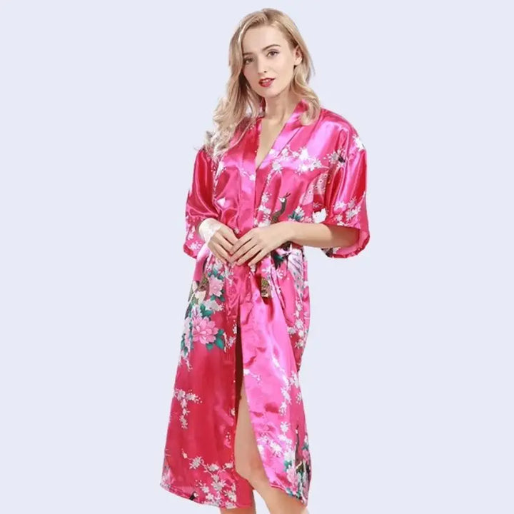 Kimono mi-long brillant imprimé floral en satin couleur rose fushia