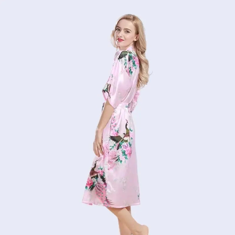 Kimono mi-long brillant imprimé floral en satin couleur rose
