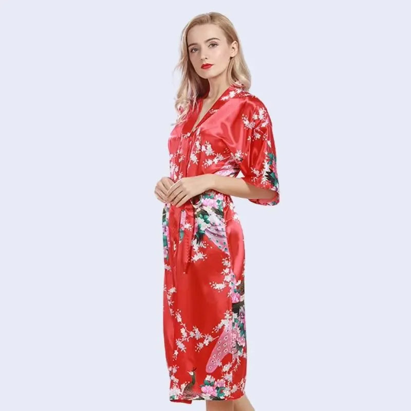 Kimono mi-long brillant imprimé floral en satin couleur rouge