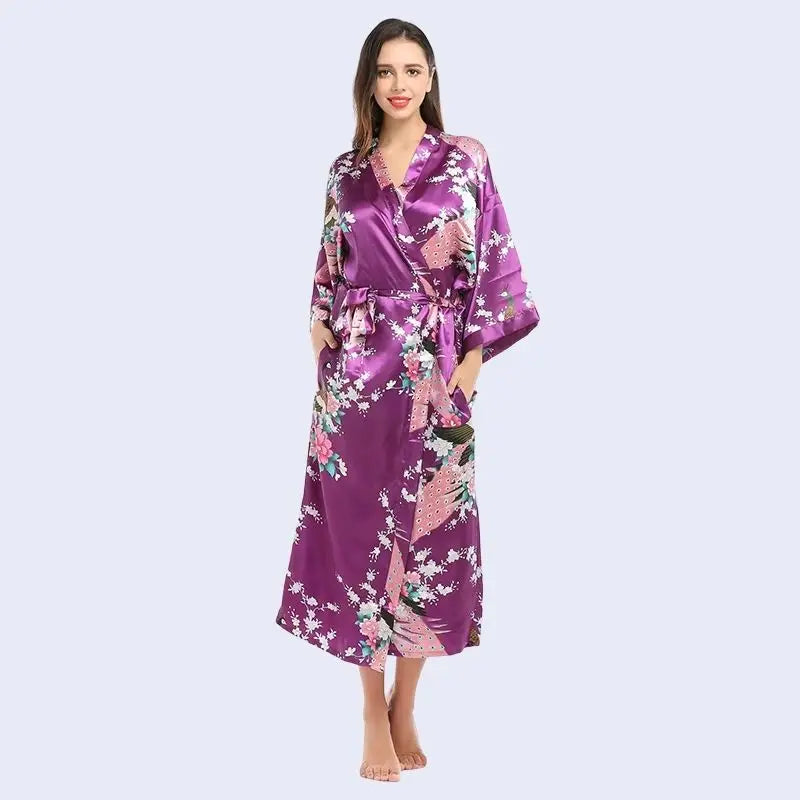 Kimono mi-long brillant imprimé floral en satin couleur violet