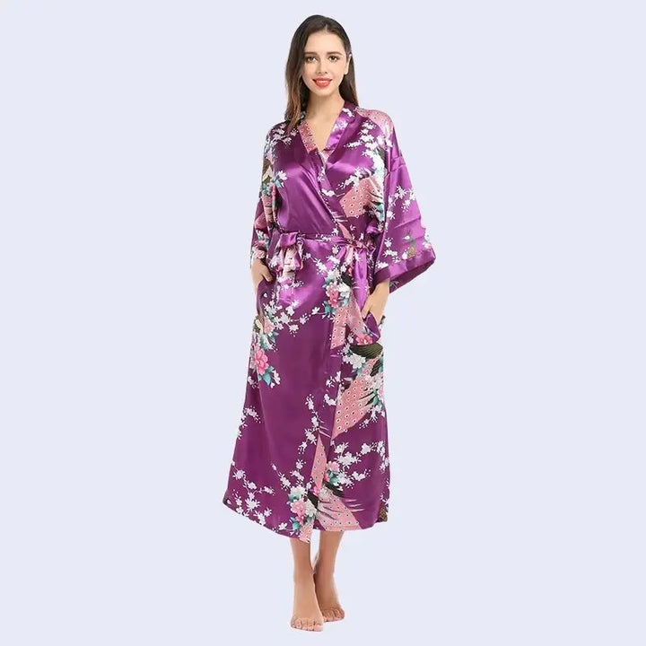 Kimono mi-long brillant imprimé floral en satin couleur violet