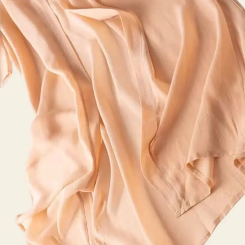 Zoom sur le kimono de plage long uni en soie naturelle couleur champagne