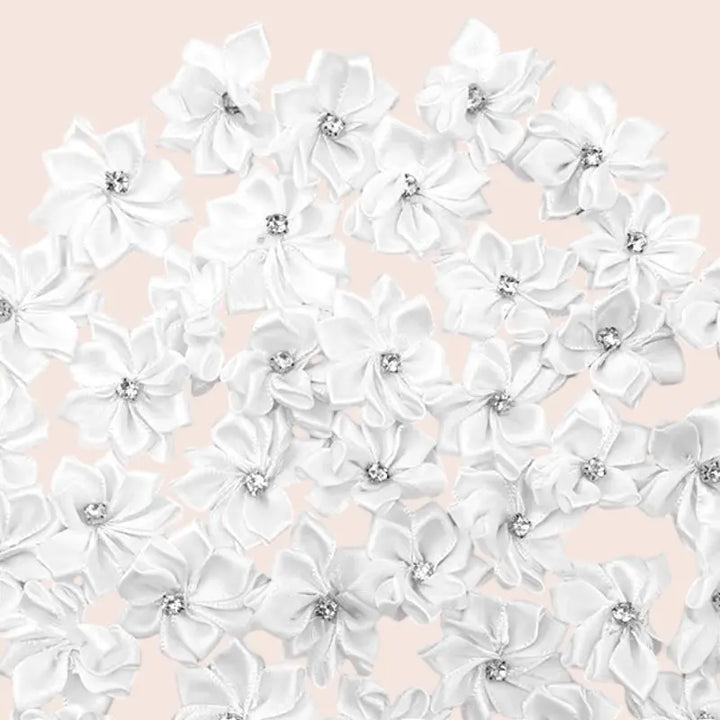 Mini-fleurs en satin avec strass blanc