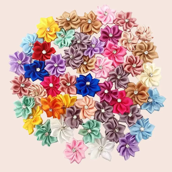 Mini-fleurs en satin avec strass multicolore