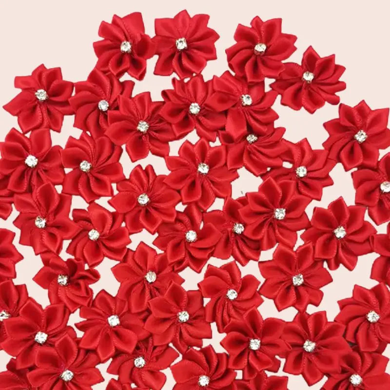 Mini-fleurs en satin avec strass rouge