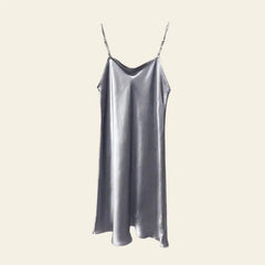 Mini-robe brillante à bretelles fines 100% soie couleur argenté