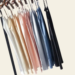 Plusieurs mini-robes brillantes à bretelles fines 100% soie