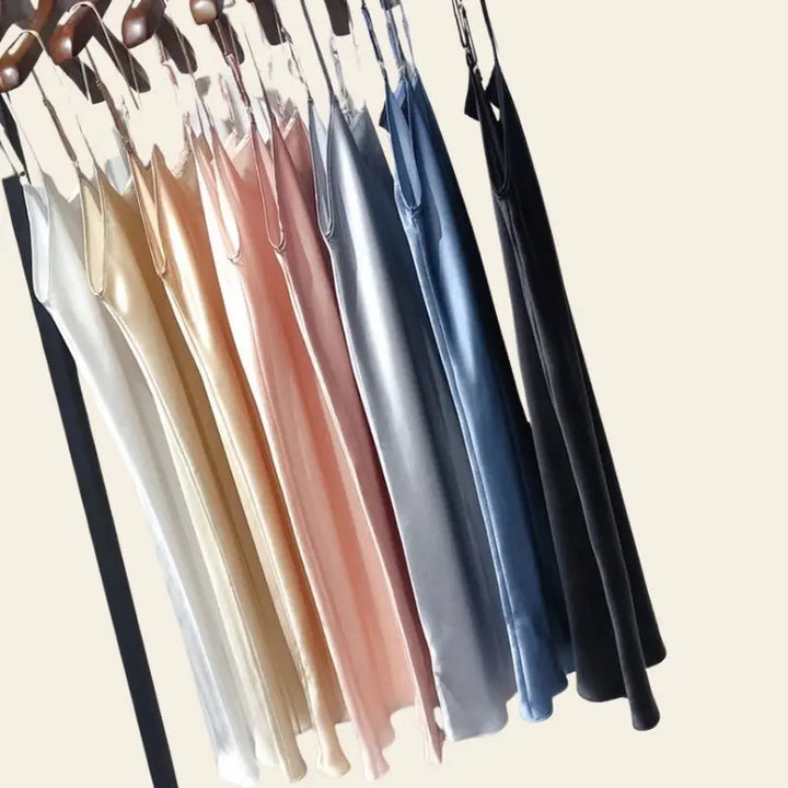 Plusieurs mini-robes brillantes à bretelles fines 100% soie