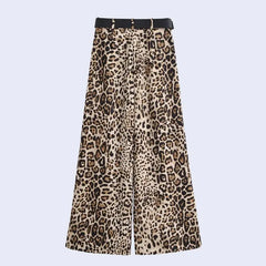 Dos d'un pantalon ample taille haute avec ceinture en satin beige léopard