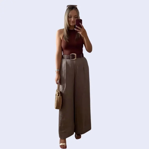 Mannequin portant un pantalon ample taille haute avec ceinture en satin marron