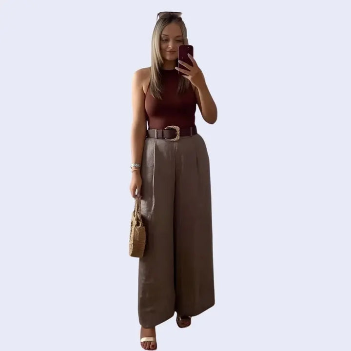 Mannequin portant un pantalon ample taille haute avec ceinture en satin marron