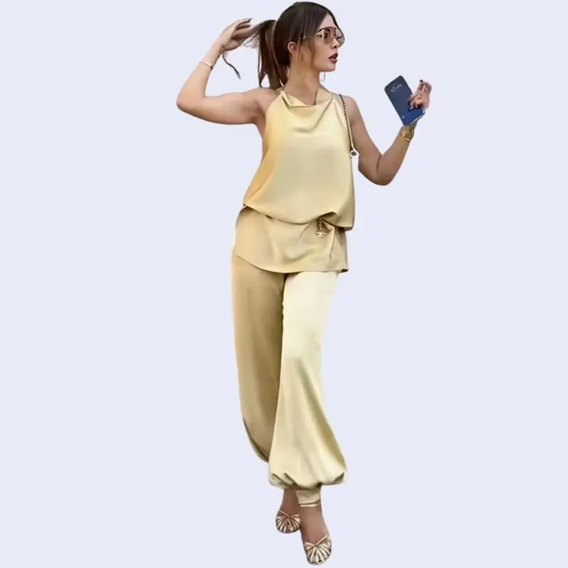 Mannequin de profil pourtant un pantalon bouffant satiné doré