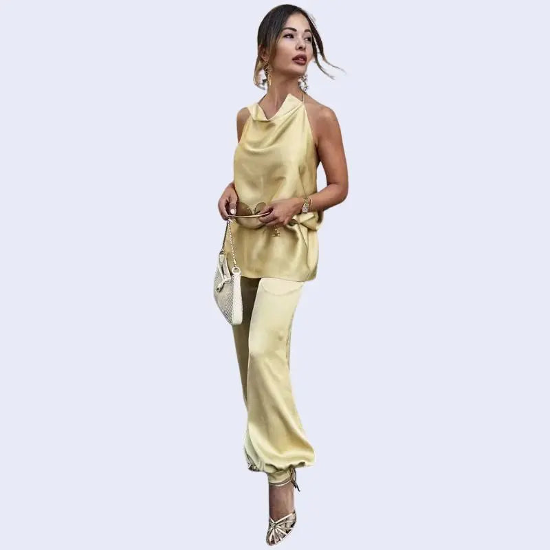 Mannequin de face pourtant un pantalon bouffant satiné doré