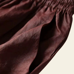Zoom sur le tissu du pantalon brun en soie de mûrier naturelle avec poches