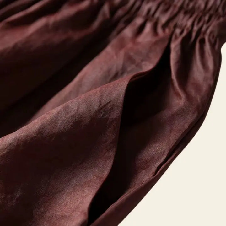 Zoom sur le tissu du pantalon brun en soie de mûrier naturelle avec poches