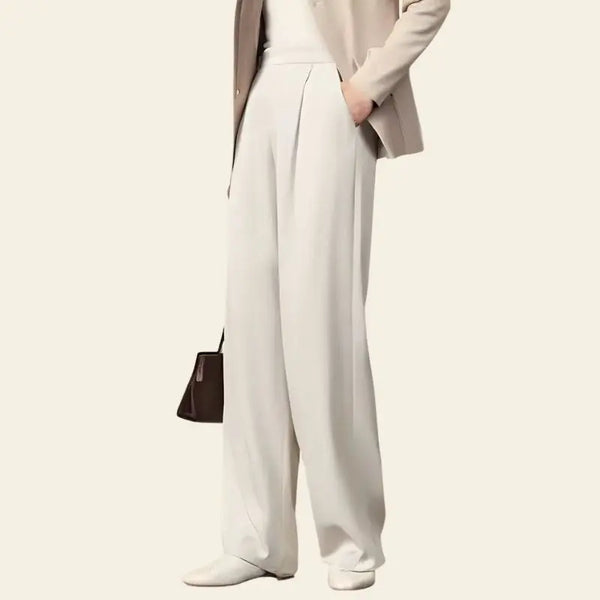 Mannequin portant un pantalon droit chic uni en soie couleur ivoire