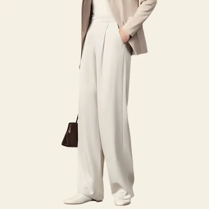 Mannequin portant un pantalon droit chic uni en soie couleur ivoire