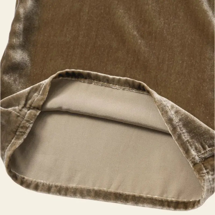 Zoom sur le bas du pantalon chocolat droit décontracté mélange soie de mûrier et velours