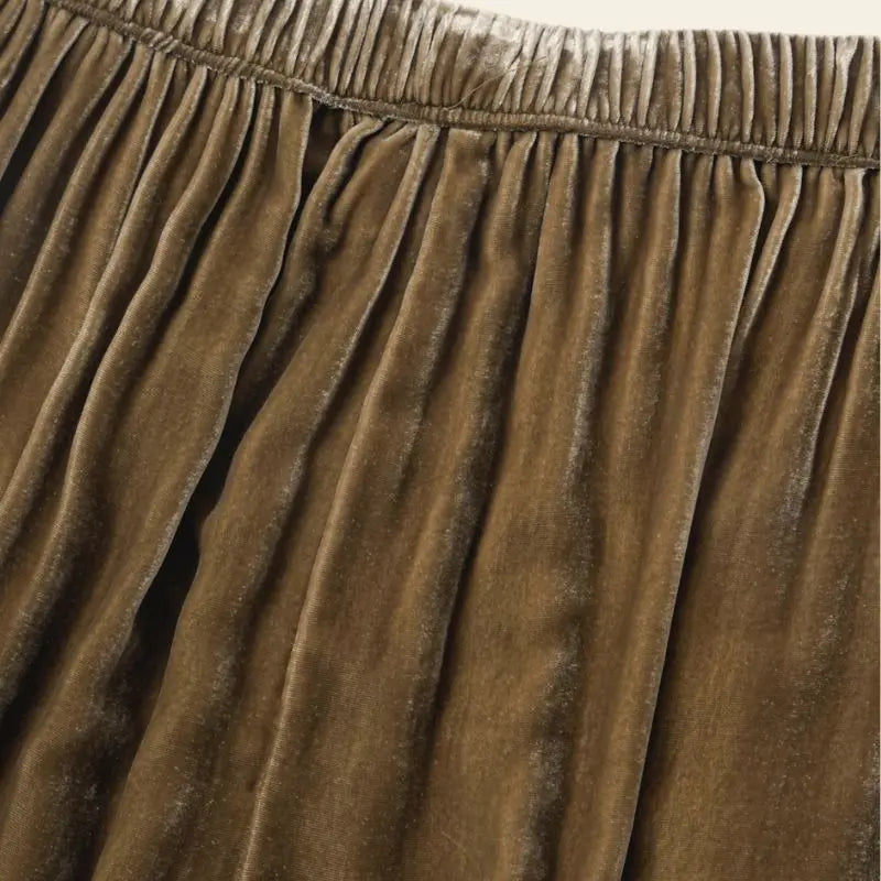 Zoom sur le haut du pantalon chocolat droit décontracté mélange soie de mûrier et velours