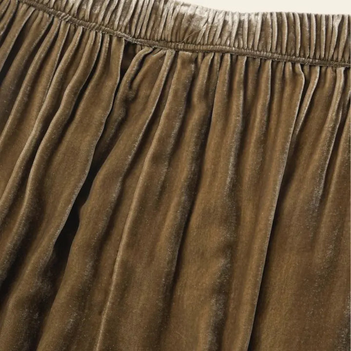 Zoom sur le haut du pantalon chocolat droit décontracté mélange soie de mûrier et velours