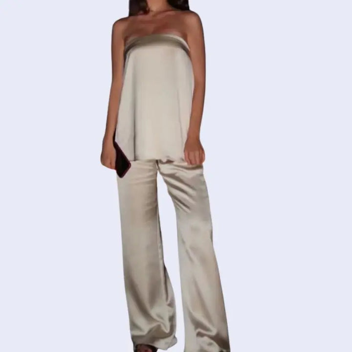 Mannequin portant un pantalon droit ivoire décontracté en satin