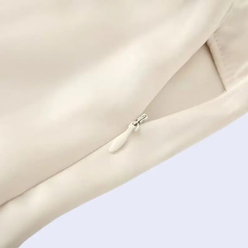 Zoom sur le zip d'un pantalon droit ivoire décontracté en satin