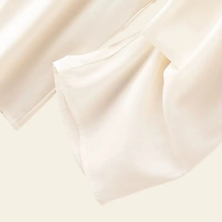 Zoom sur le bas du pantalon élégant coupe fluide et longue en soie de mûrier blanc