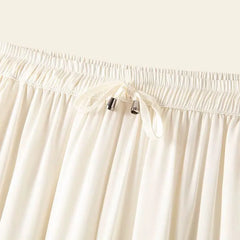 Zoom sur le haut du pantalon élégant coupe fluide et longue en soie de mûrier blanc
