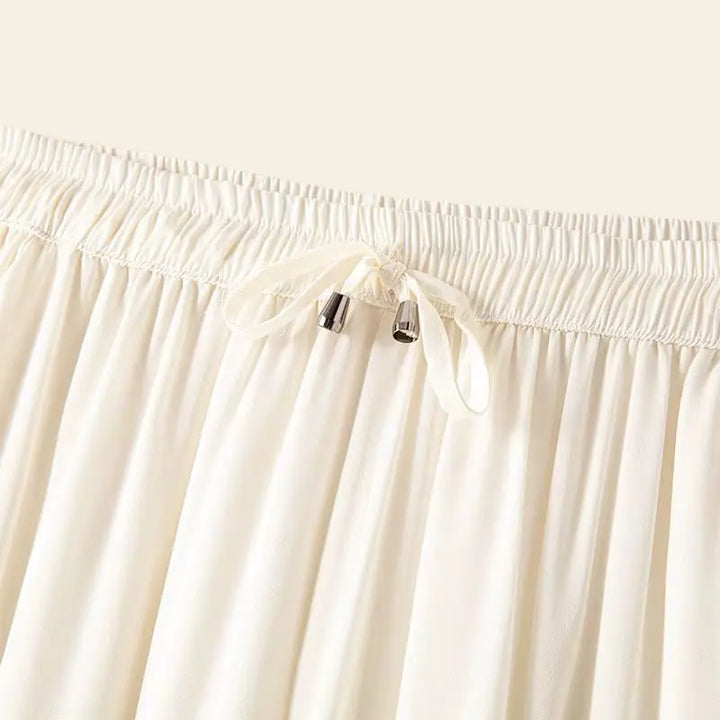 Zoom sur le haut du pantalon élégant coupe fluide et longue en soie de mûrier blanc