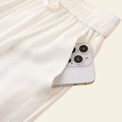 Zoom sur la poche du pantalon élégant coupe fluide et longue en soie de mûrier blanc