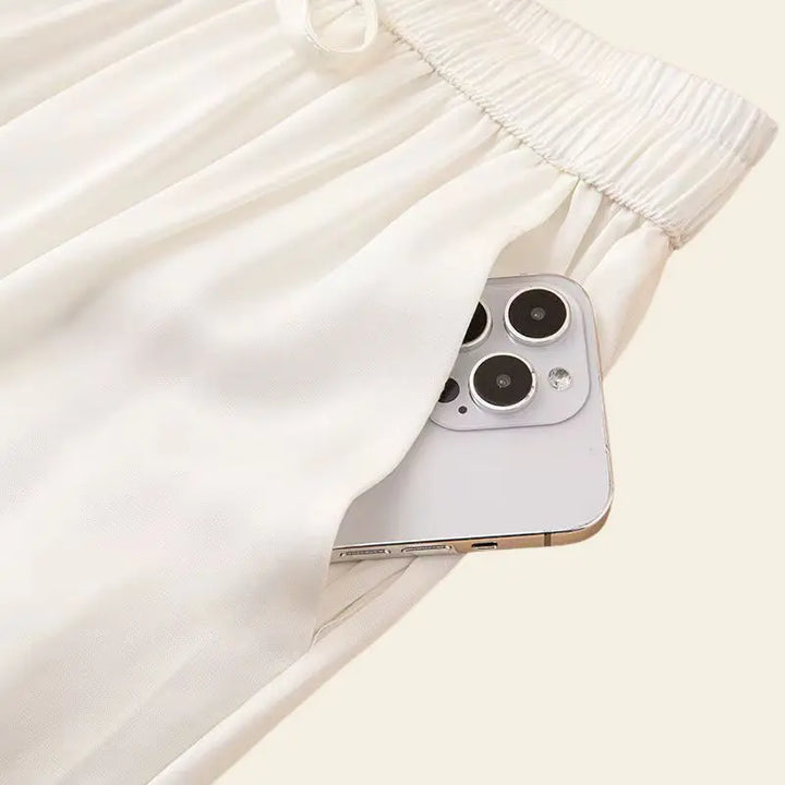 Zoom sur la poche du pantalon élégant coupe fluide et longue en soie de mûrier blanc