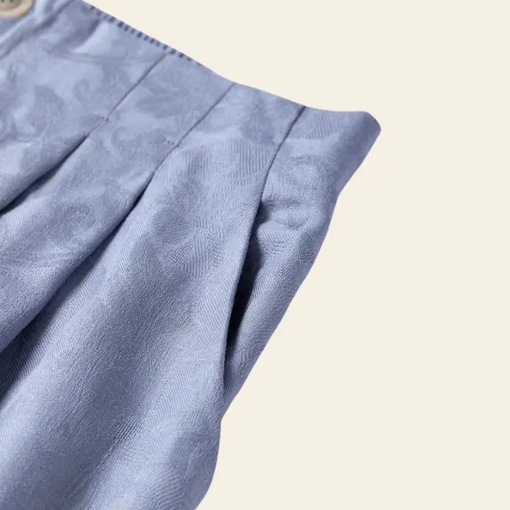 Haut d'un pantalon jambes larges bleu ciel en soie filée