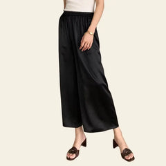 Mannequin portant un pantalon large plissé élastique en soie de mûrier couleur noire