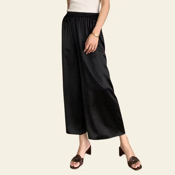 Mannequin portant un pantalon large plissé élastique en soie de mûrier couleur noire