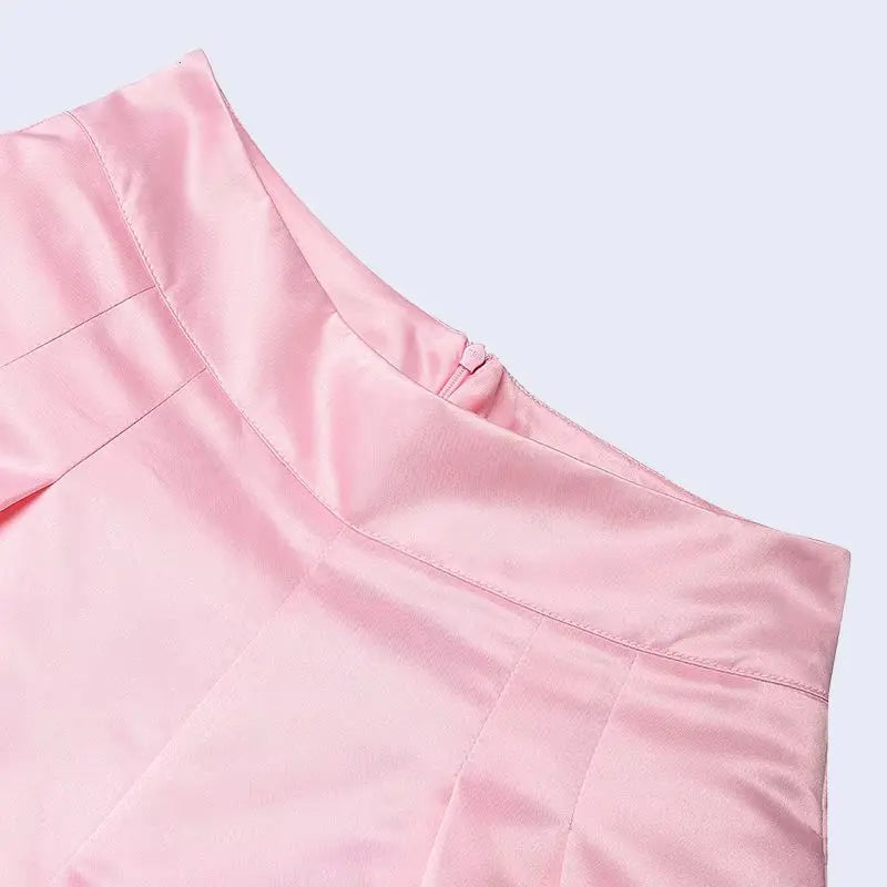 Zoom sur le pantalon large plissé avec fermeture zip en satin couleur rose