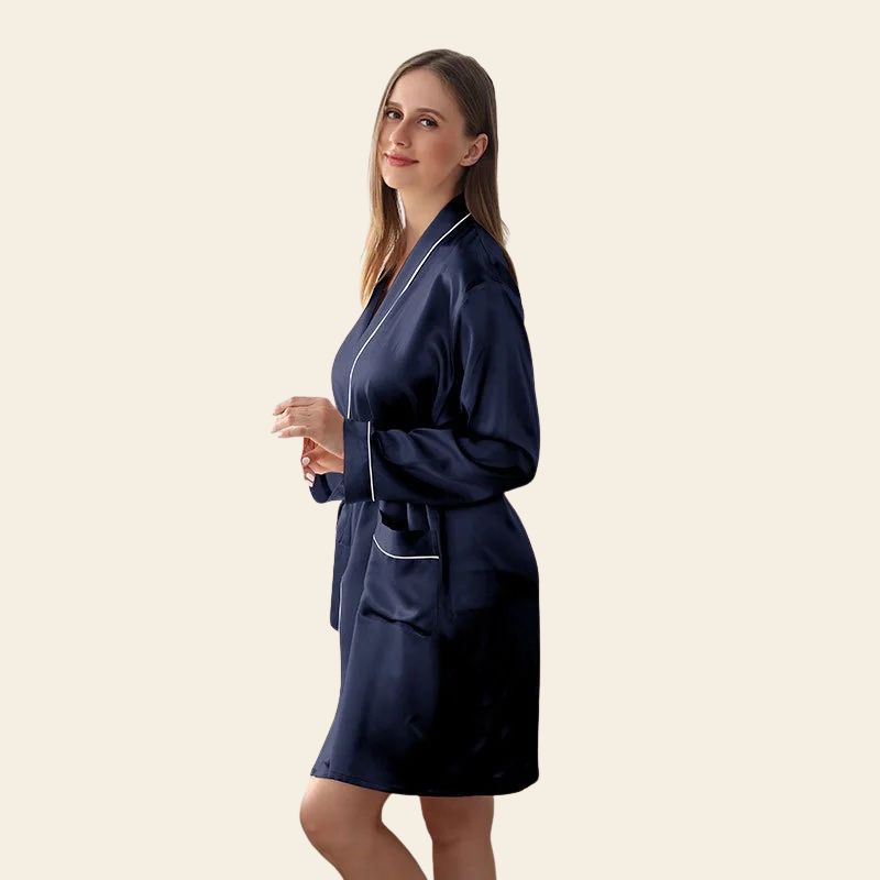 Mannequin de profil portant un peignoir court manches longues avec liseré blanc en soie de mûrier bleu marine