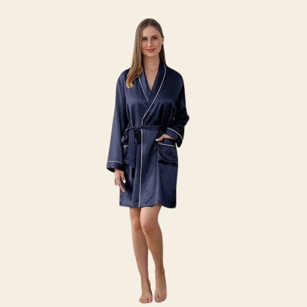 Mannequin de face portant un peignoir court manches longues avec liseré blanc en soie de mûrier bleu marine