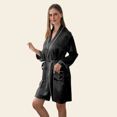 Peignoir court manches longues avec liseré blanc en soie de mûrier noir