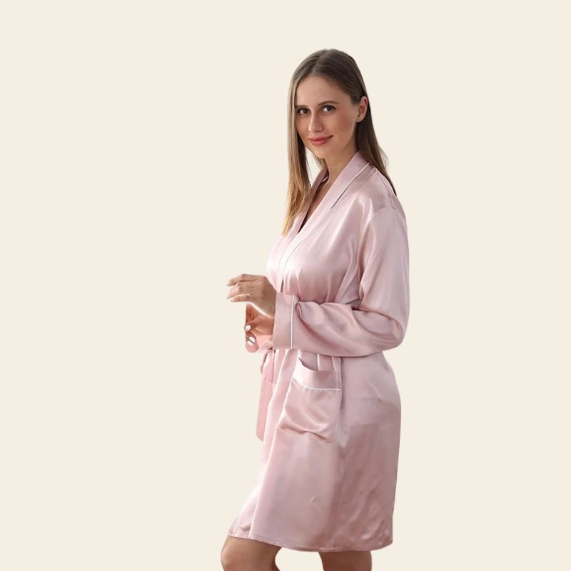 Peignoir court manches longues avec liseré blanc en soie de mûrier rose