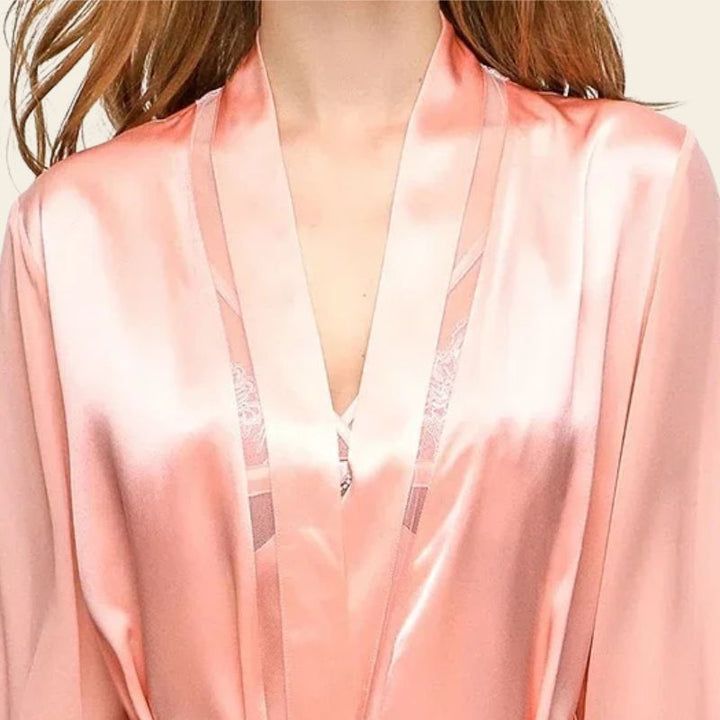 Zoom sur le haut d'un peignoir mi-long manches 3/4 en soie et dentelle rose