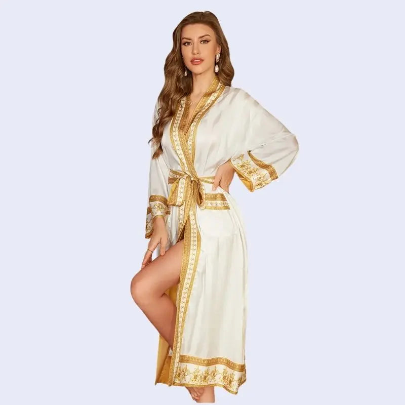 Mannequin de face portant un peignoir oriental avec motifs dorés en satin couleur blanche