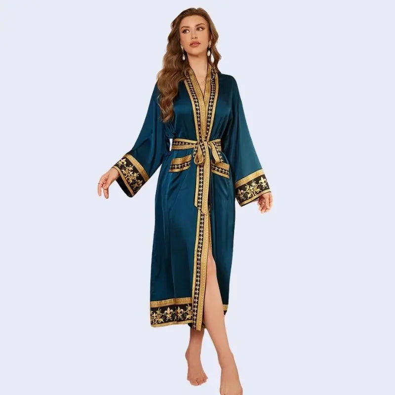Mannequin de face portant un peignoir oriental avec motifs dorés en satin couleur bleu canard