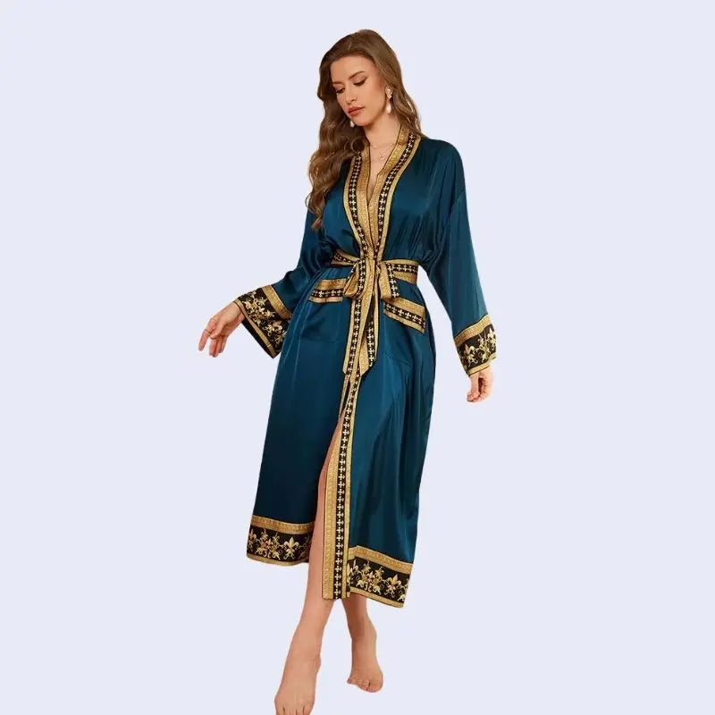 Mannequin regardant le sol portant un peignoir oriental avec motifs dorés en satin couleur bleu canard