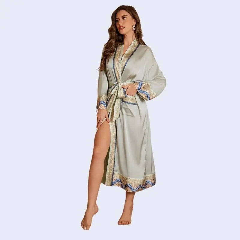 Mannequin de face portant un peignoir oriental avec motifs dorés en satin couleur gris clair