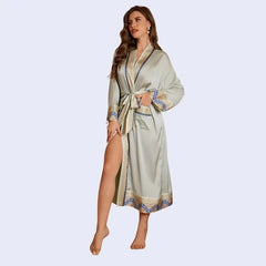 Mannequin de face portant un peignoir oriental avec motifs dorés en satin couleur gris clair